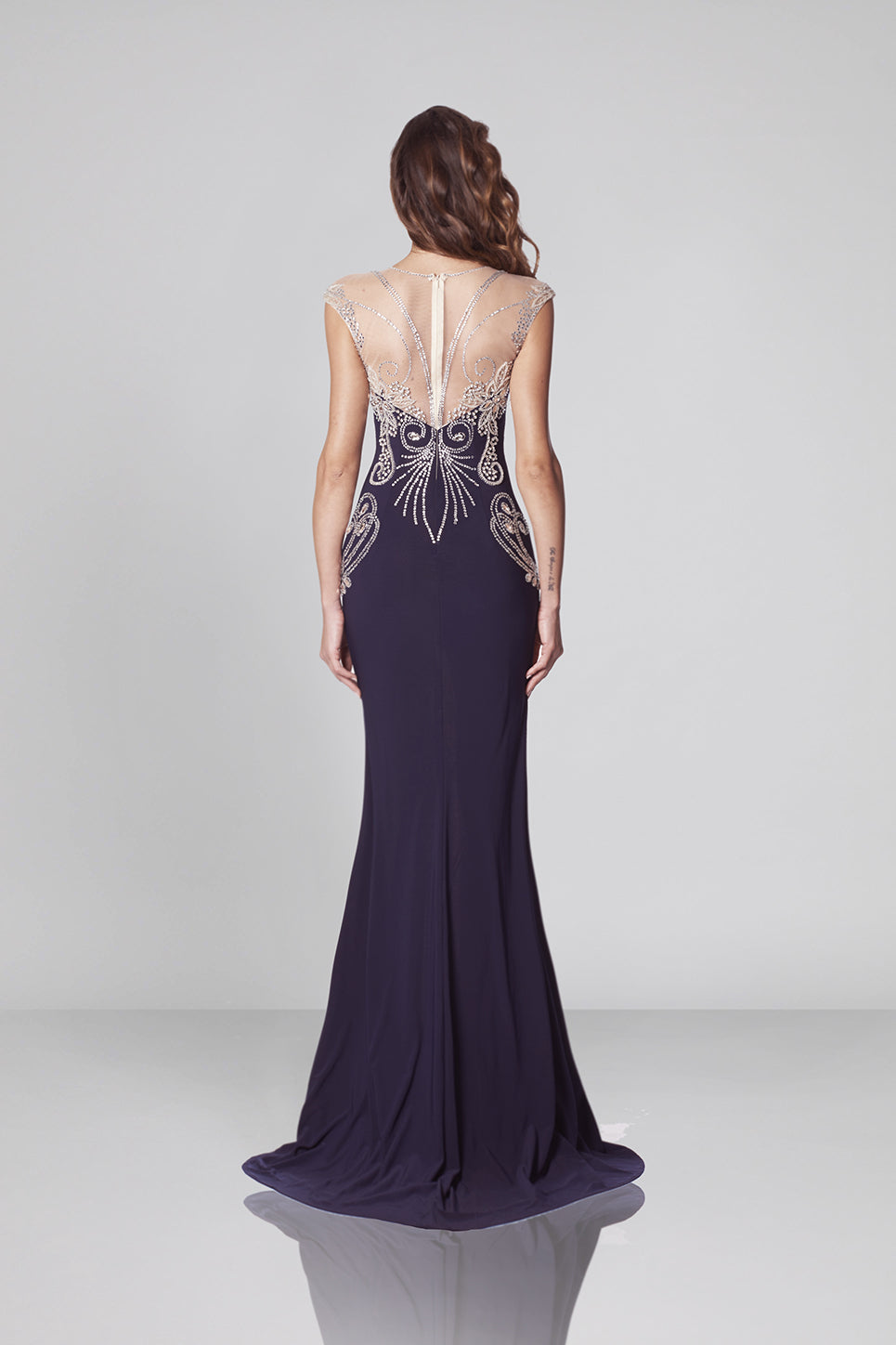 Robe longue sans manches avec strass symétriques brodés. - Référence : 188
