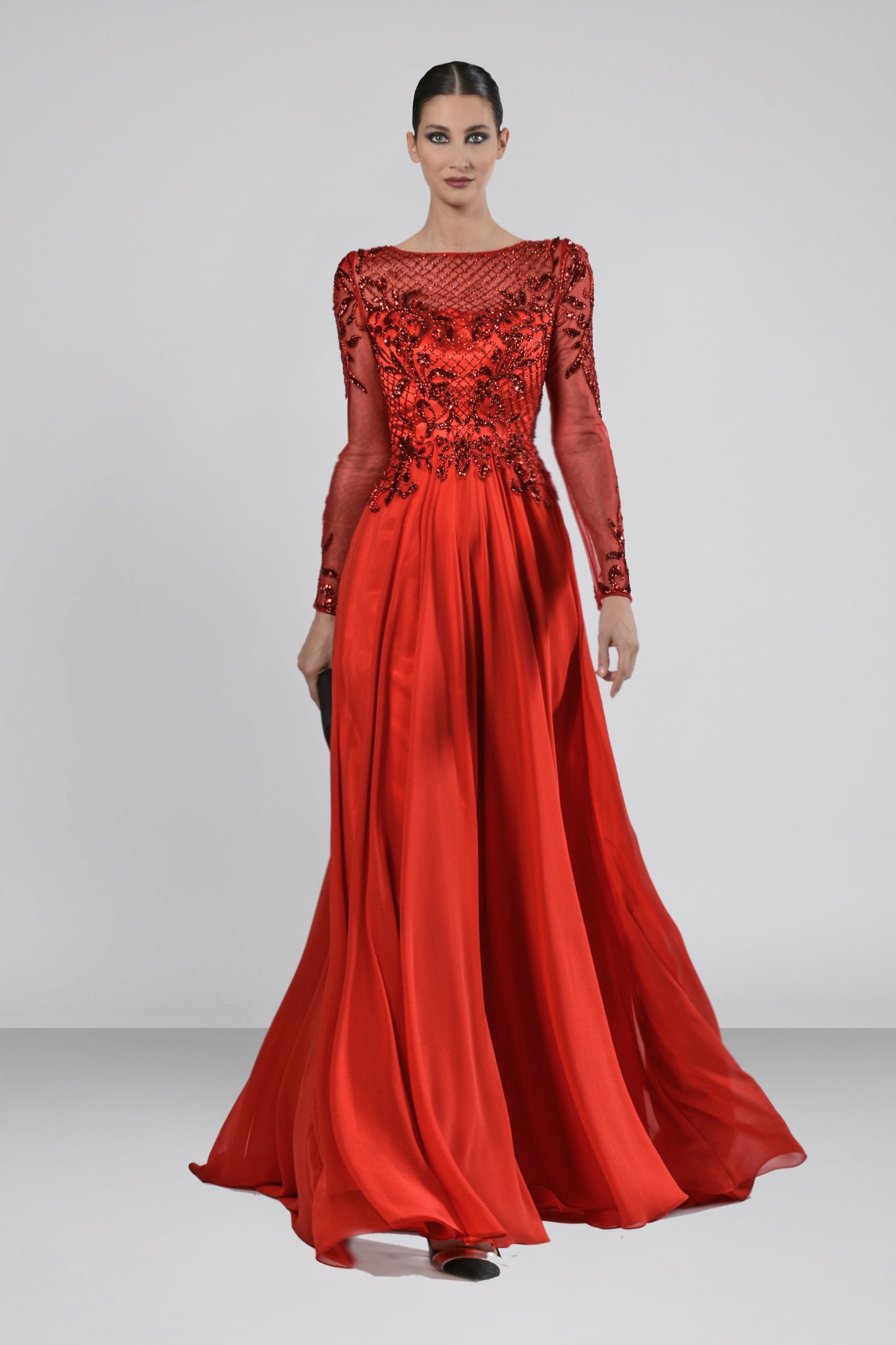 Robe longue en tulle et manches brodées, devant et dos. - Référence : 195