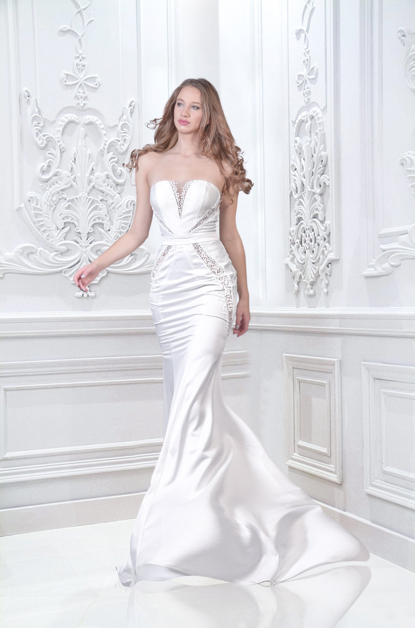 Robe longue sans bretelles, en tissu satiné et ornée de strass. - Référence : B1039