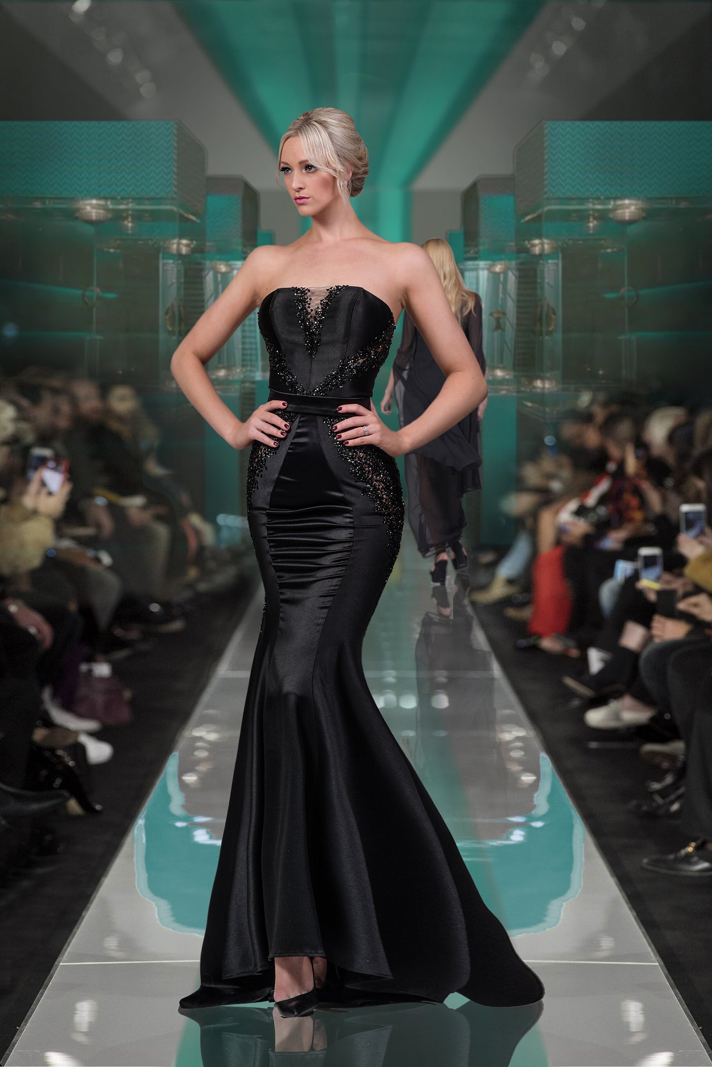 Robe longue sans bretelles, en tissu satiné et ornée de strass. - Référence : B1039