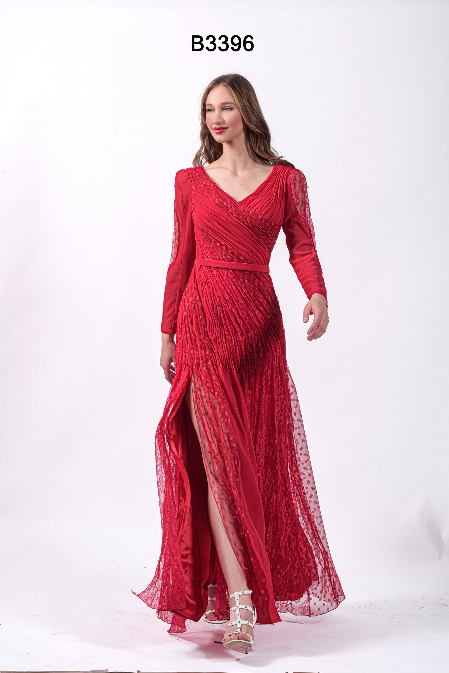 Robe longue à double épaisseur, avec une première couche en satin et une seconde couche en dentelle. - Référence : B3396