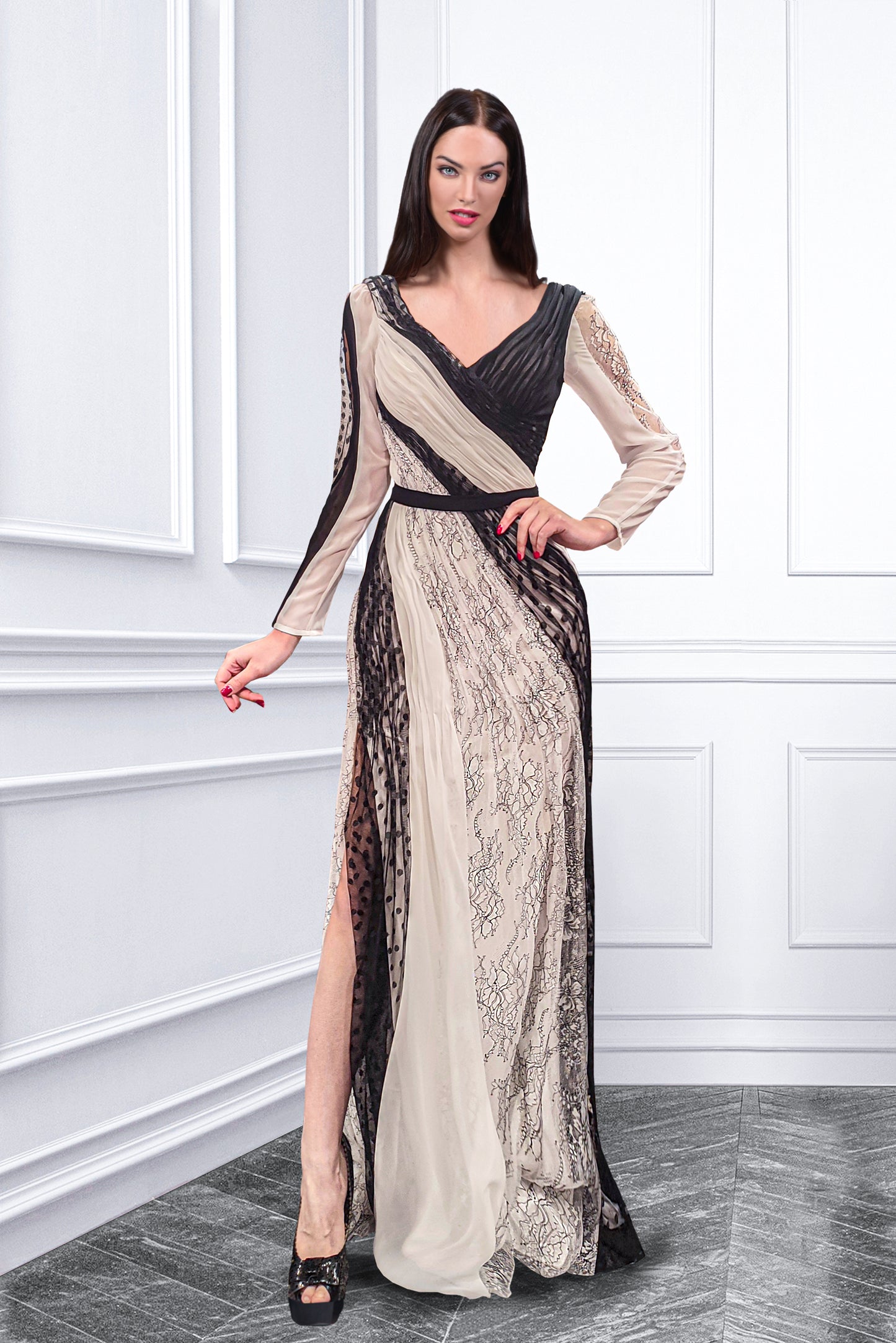 Robe longue à double épaisseur, avec une première couche en satin et une seconde couche en dentelle. - Référence : B3396