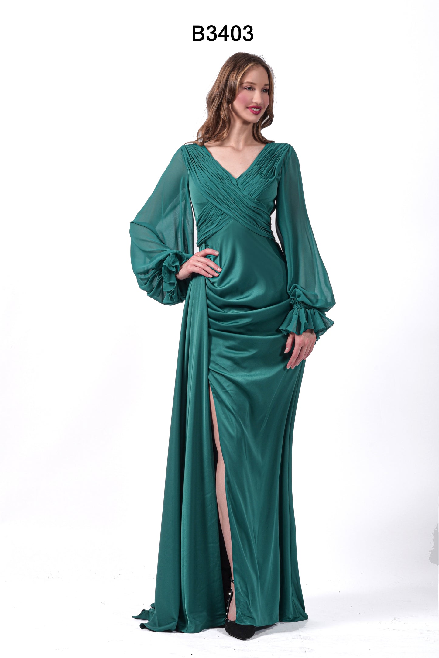 Robe longue avec manches bouffantes en tulle et corps en satin. - Référence : B3403