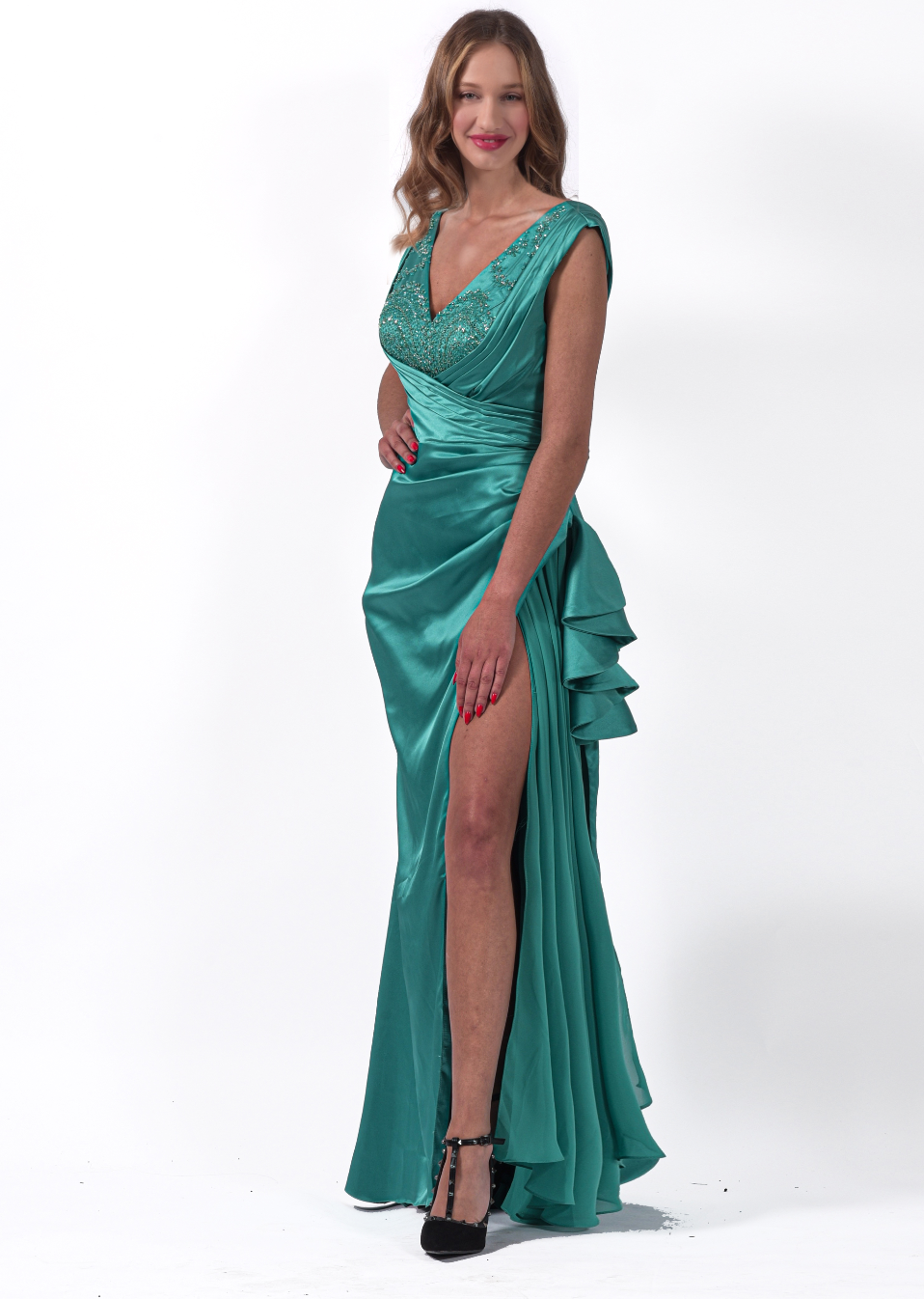 Robe longue sans manche en satin drapée un décolleté agrémenté de broderies perles et strass. - Référence : B3426