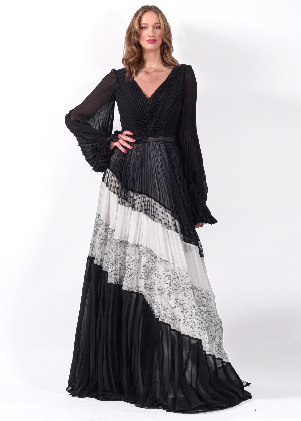 Robe longue plissée agrémentée de dentelle - Référence : B3394