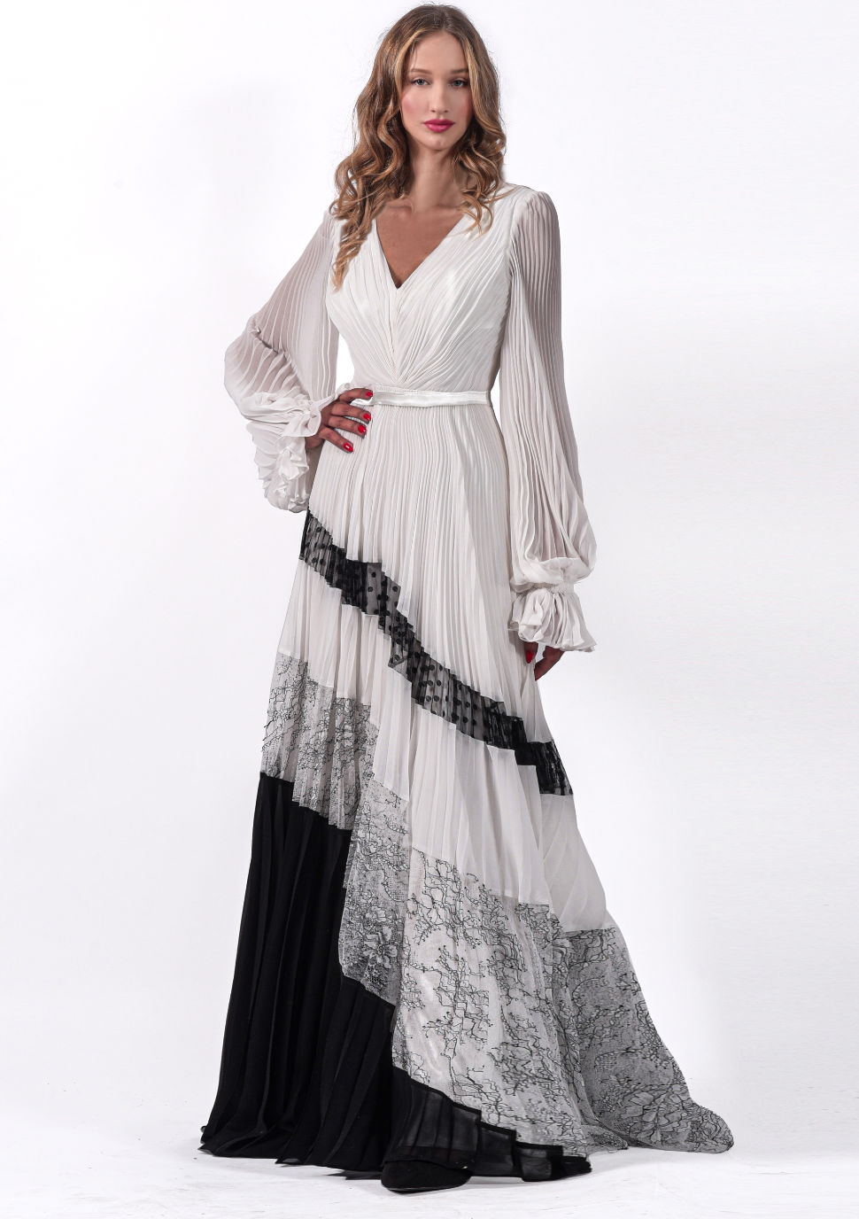 Robe longue plissée agrémentée de dentelle - Référence : B3394