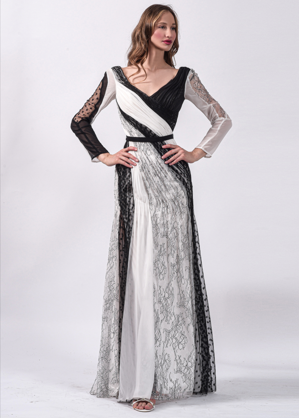 Robe longue en dentelle plissée et drapée - Référence : B3296