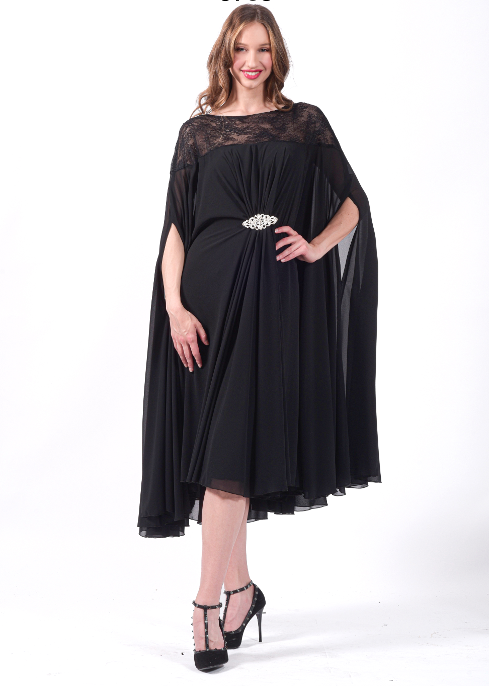 Robe longue cape froncée ornée d'une broche - Référence : B3788