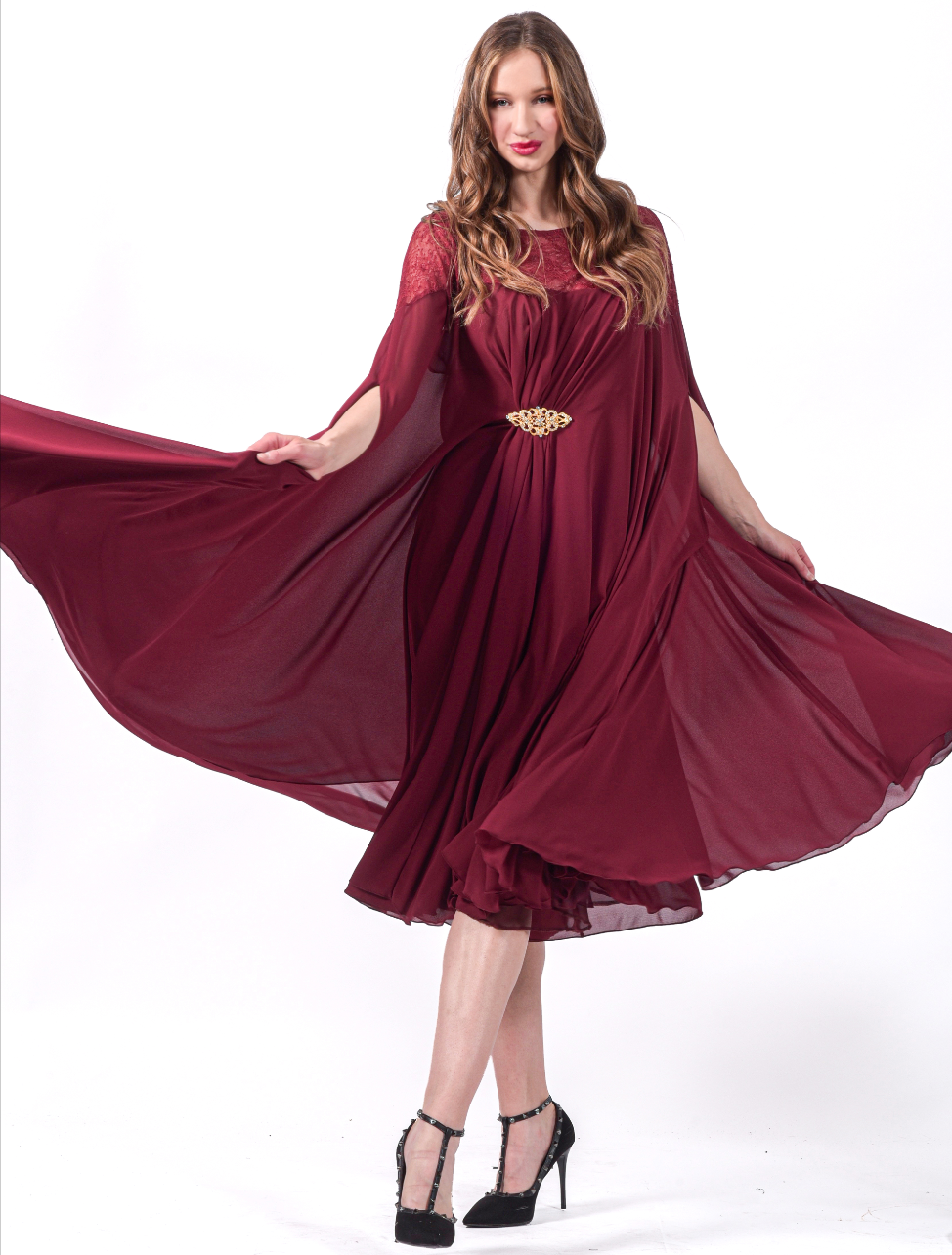 Robe longue cape froncée ornée d'une broche - Référence : B3788
