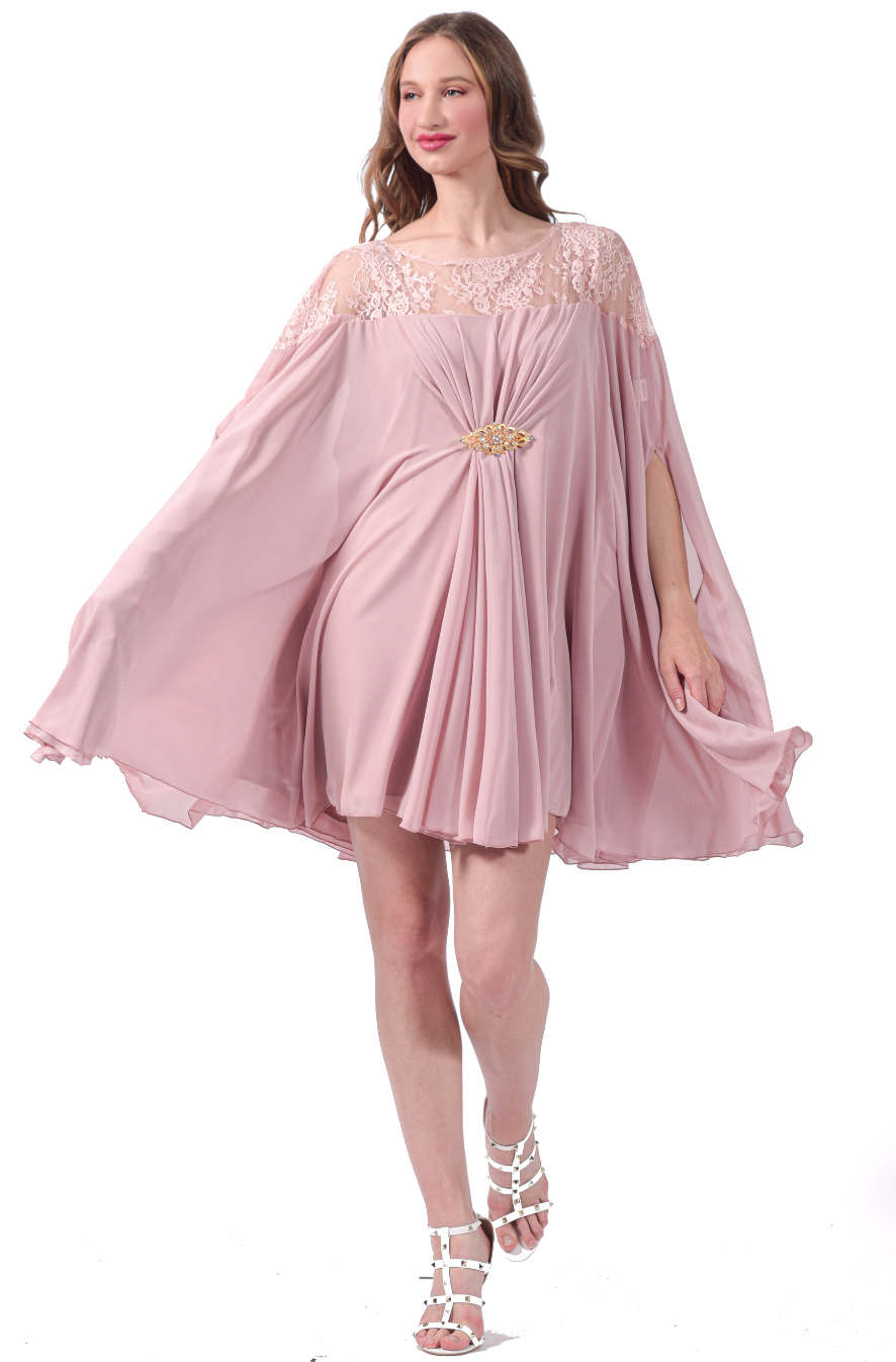Robe courte cape froncée ornée d'une broche. - Référence : 3788