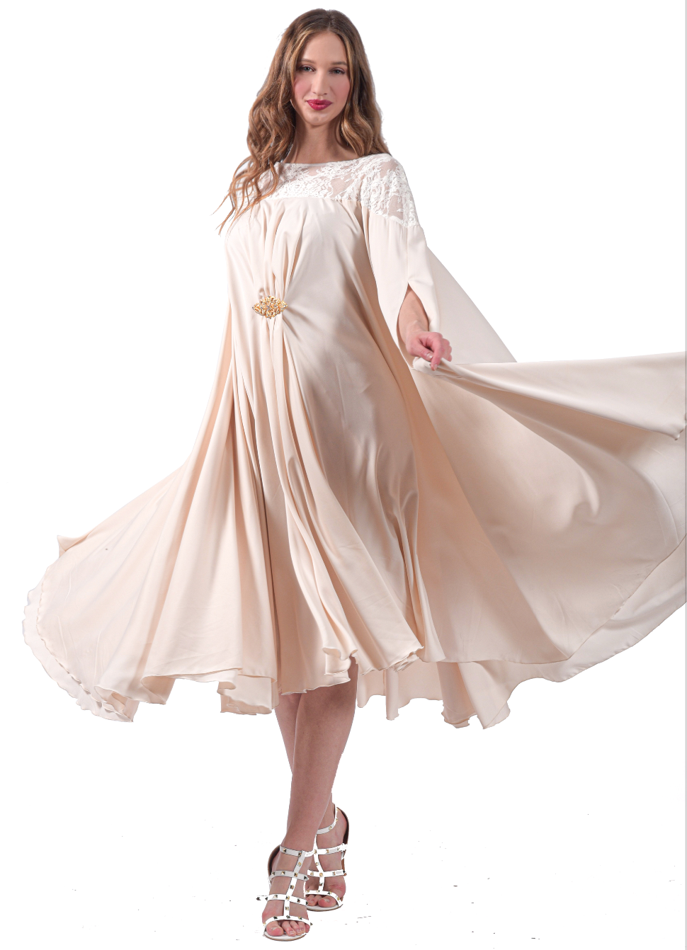 Robe longue cape froncée ornée d'une broche - Référence : B3788