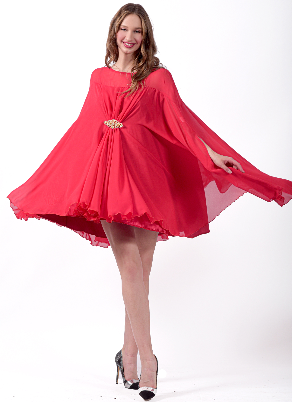 Robe courte cape froncée ornée d'une broche. - Référence : 3788