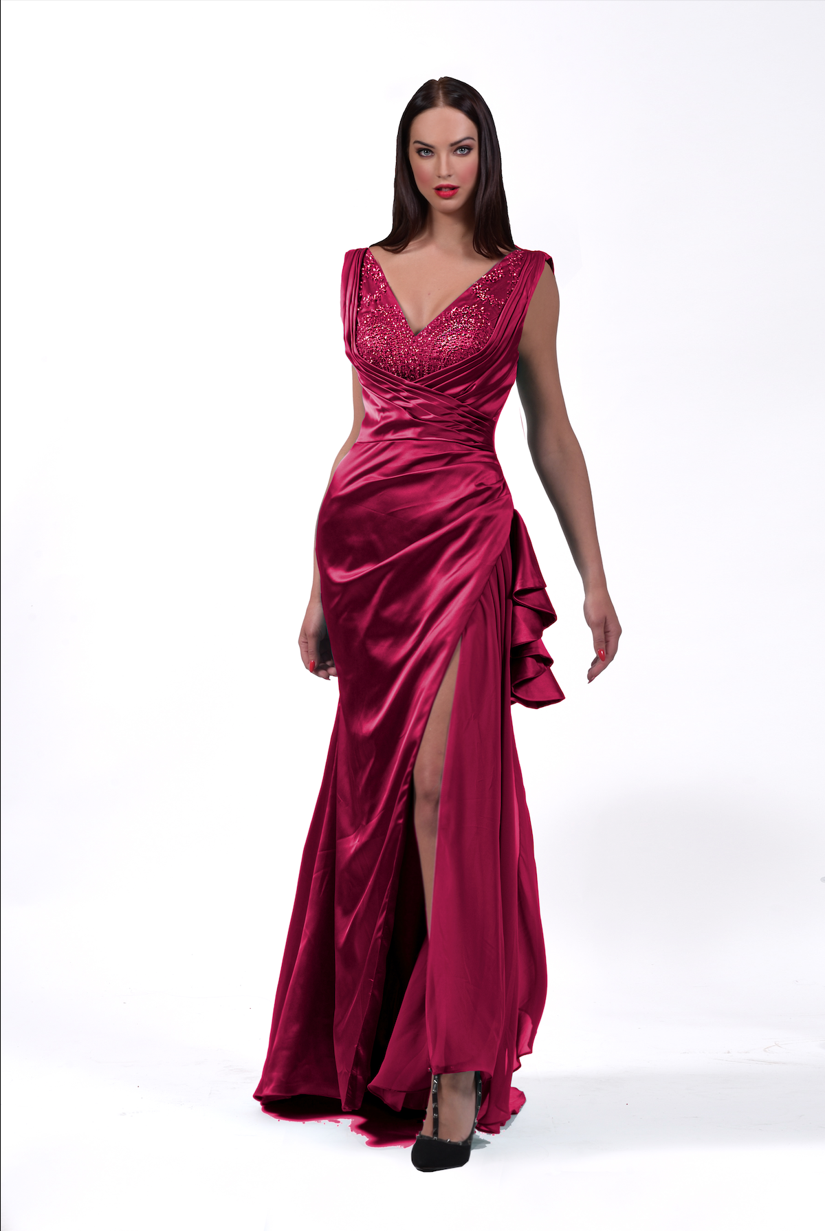 Robe longue sans manche en satin drapée un décolleté agrémenté de broderies perles et strass. - Référence : B3426
