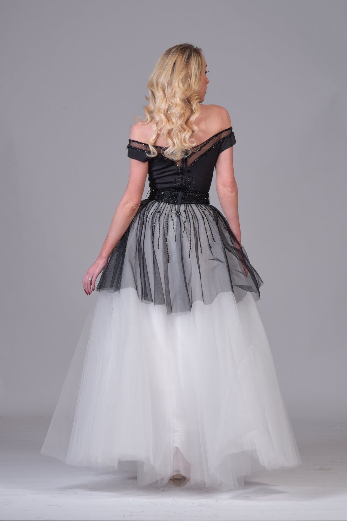 Robe longue en tissu tulle noir et blanc, ornée de strass - Référence : B1014