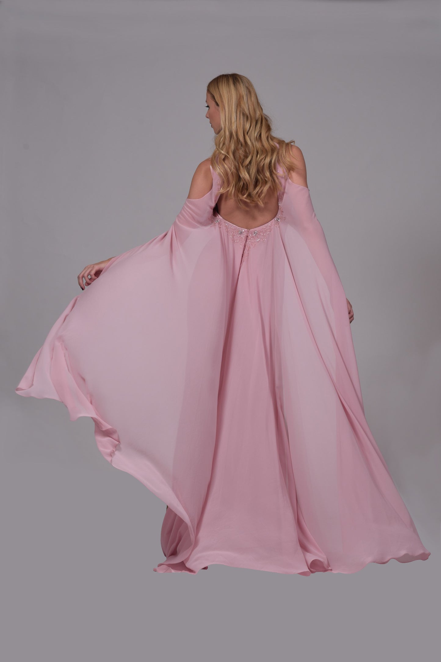 Robe longue dos nu et cape en tissu tulle, la robe est double épaisseur, la deuxième couche étant en tissu tulle, décorée de strass et paillette. - Référence : B1032