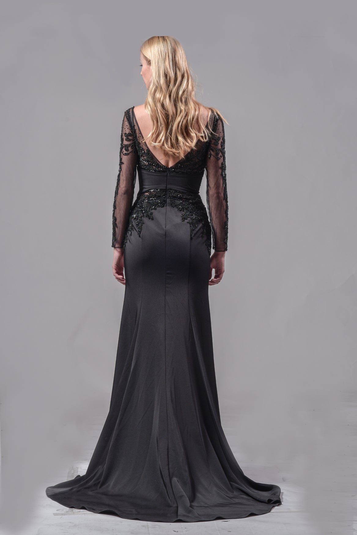 Robe longue en tissu satiné avec manches en tulle brodées - Référence : B1089