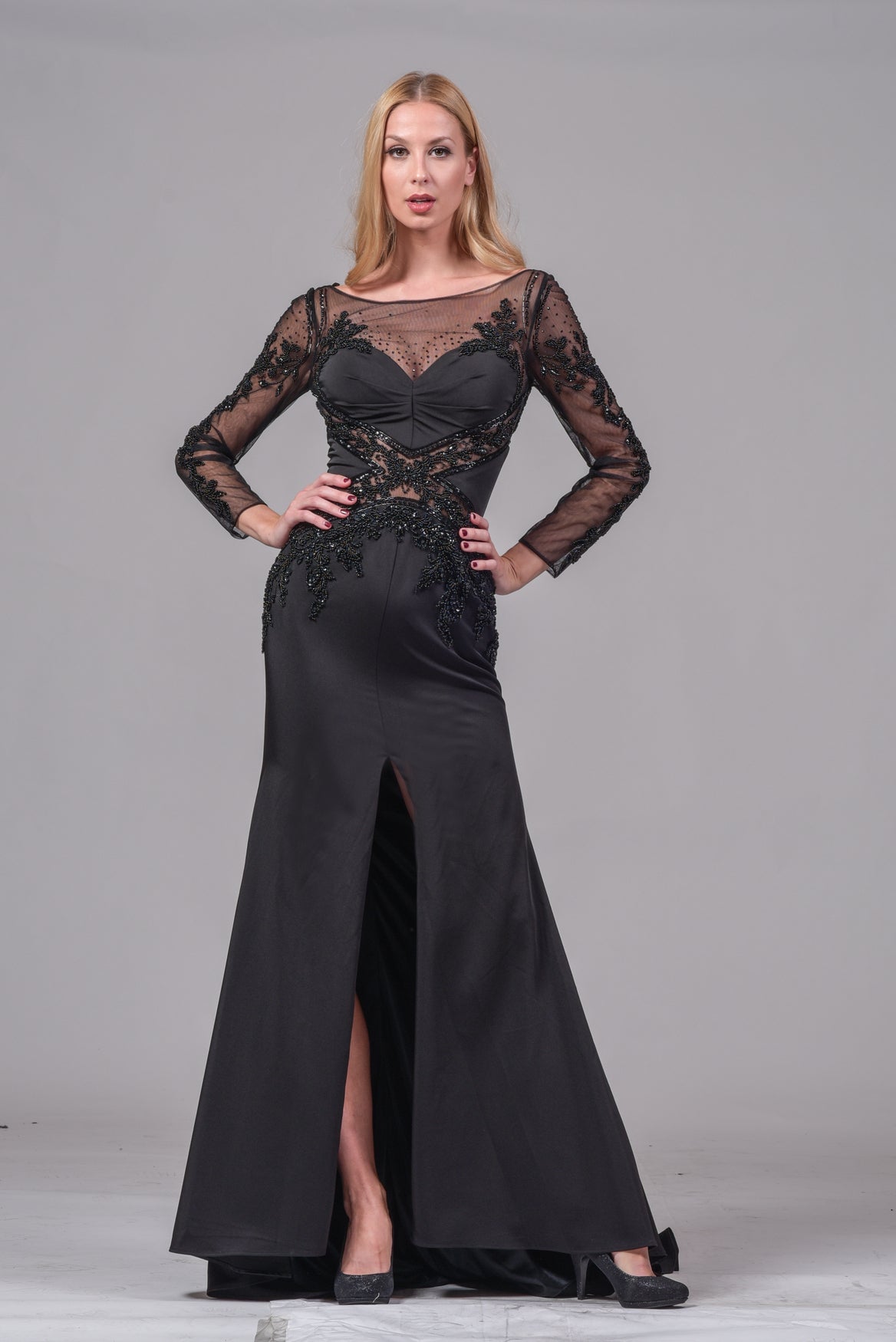 Robe longue en tissu satiné avec manches en tulle brodées - Référence : B1089