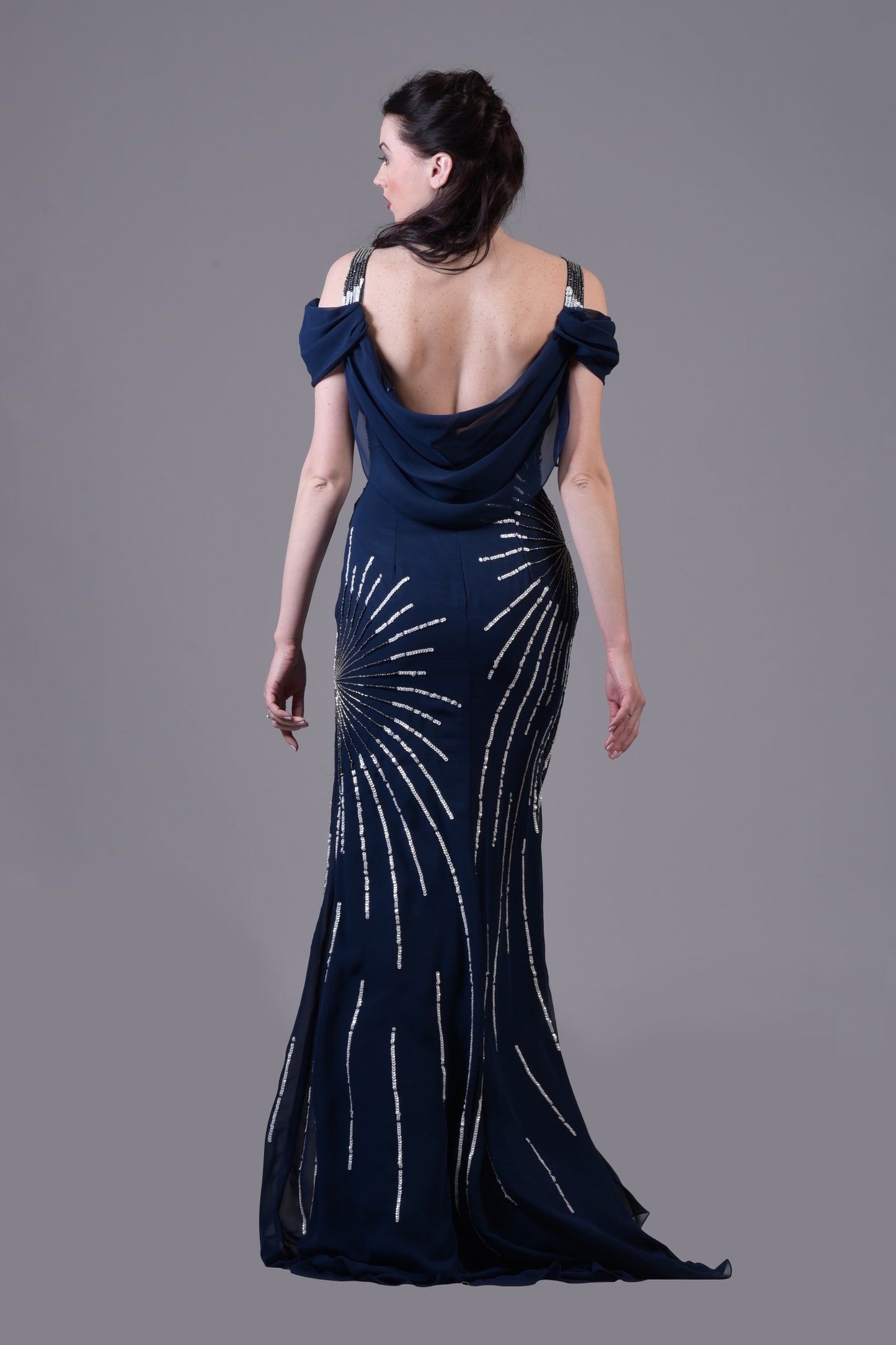 Robe longue, ornée de paillettes et drapé au dos - Référence : B564