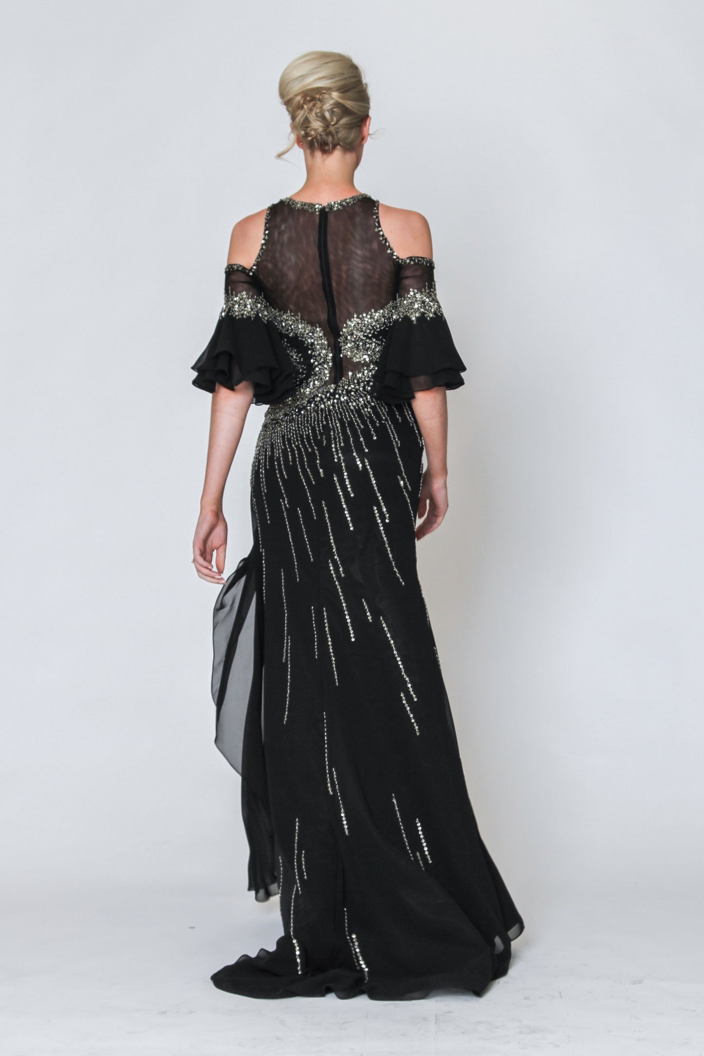 Robe longue avec épaules dénudées et manches courtes décorées de paillettes. - Référence : B856