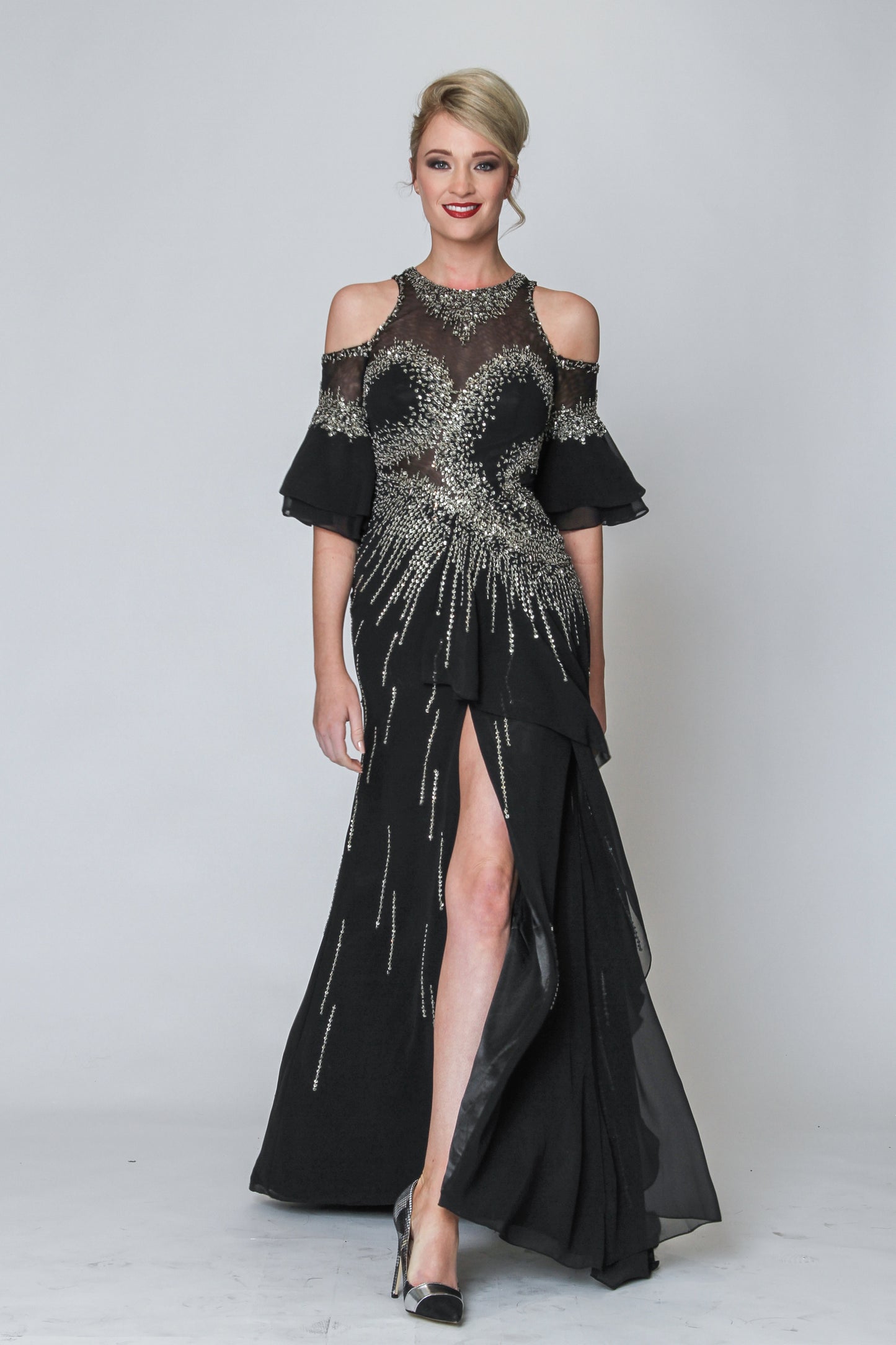 Robe longue avec épaules dénudées et manches courtes décorées de paillettes. - Référence : B856