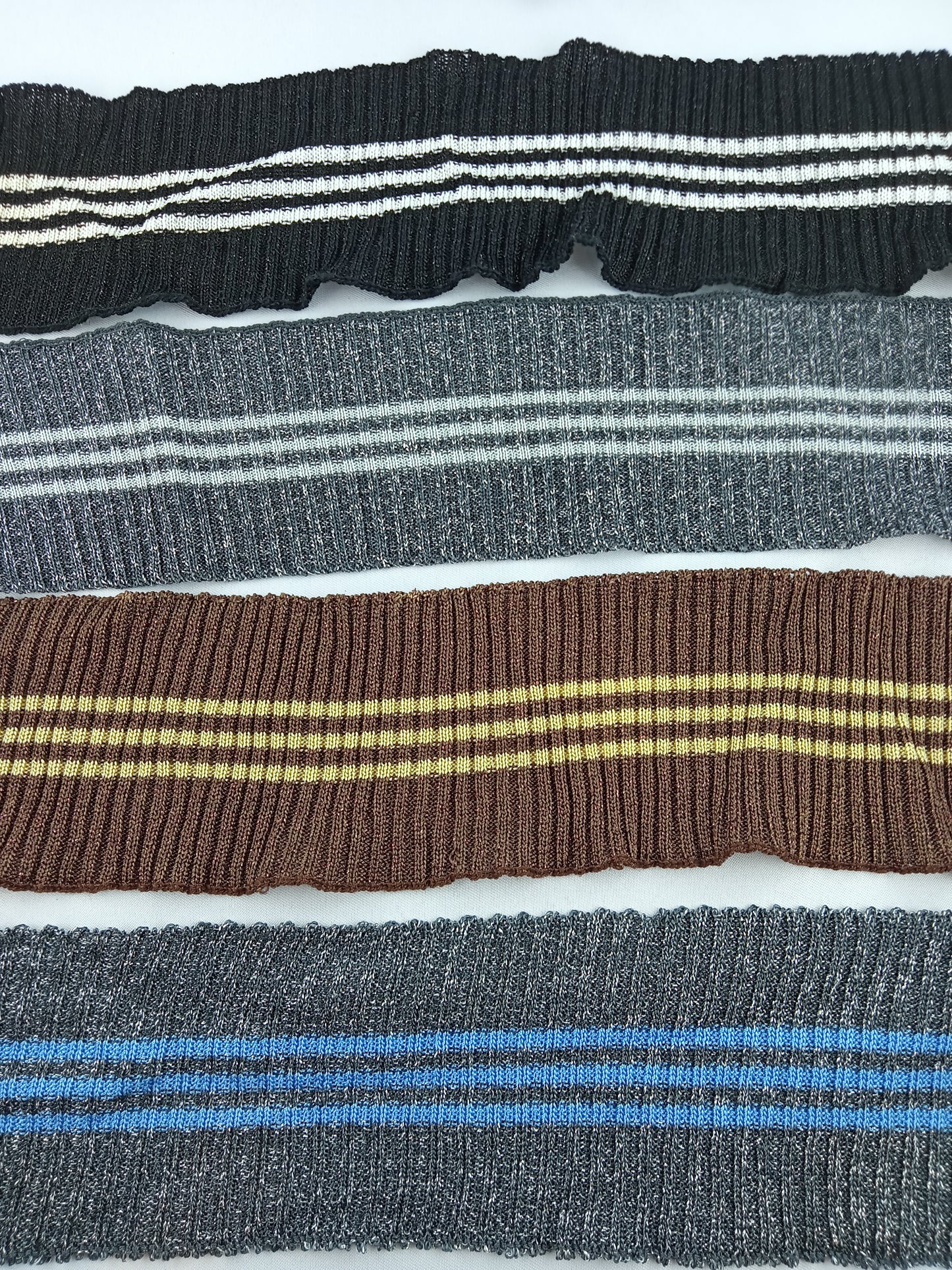 Bord Cote Elastique, 4 variantes - Noir à rayures blanches / Gris avec rayures blanches / Gris avec rayures bleues / Marron avec rayures dorées - 10 Pièces - Référence : RA007
