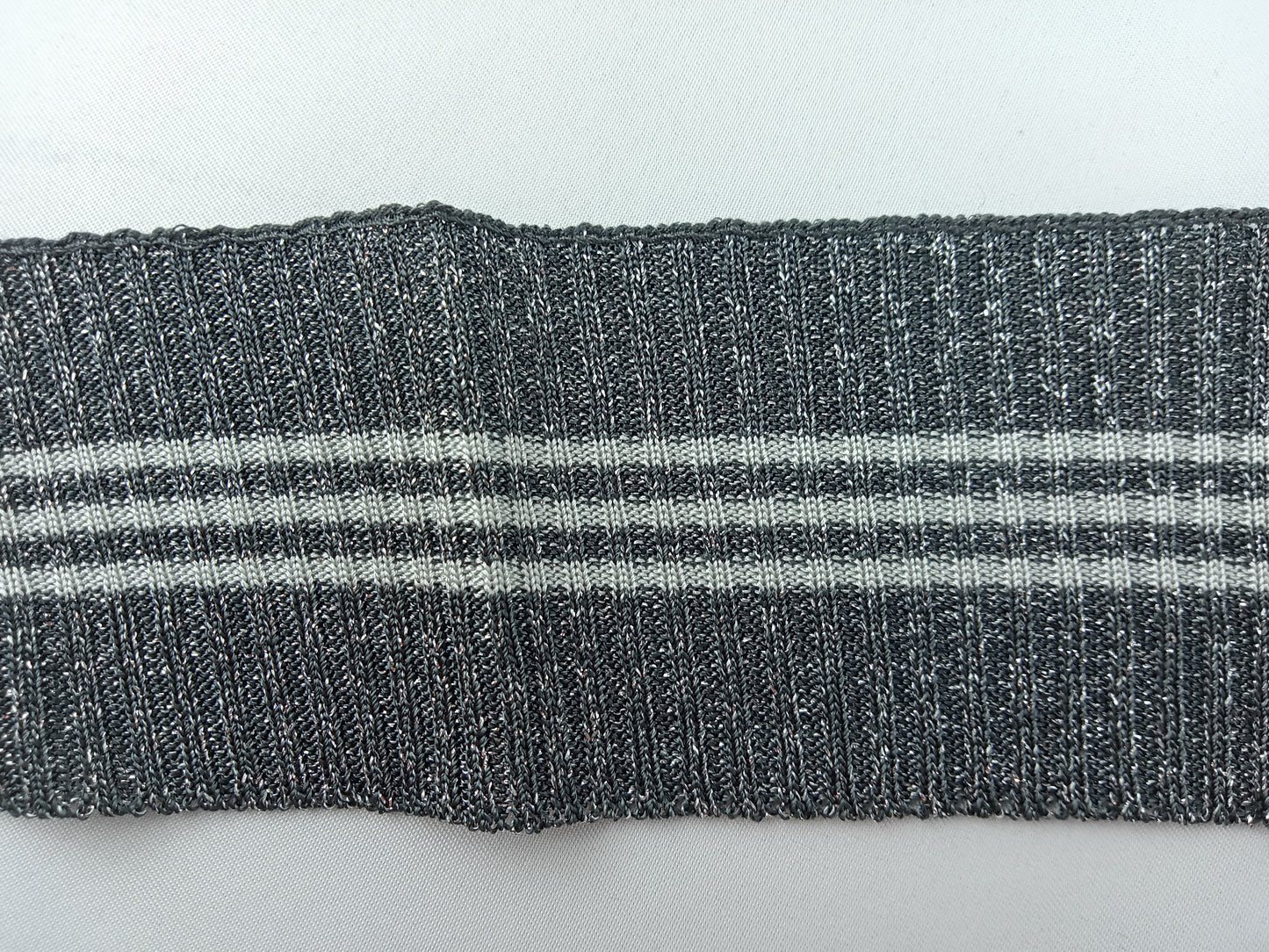 Bord Cote Elastique, 4 variantes - Noir à rayures blanches / Gris avec rayures blanches / Gris avec rayures bleues / Marron avec rayures dorées - 10 Pièces - Référence : RA007
