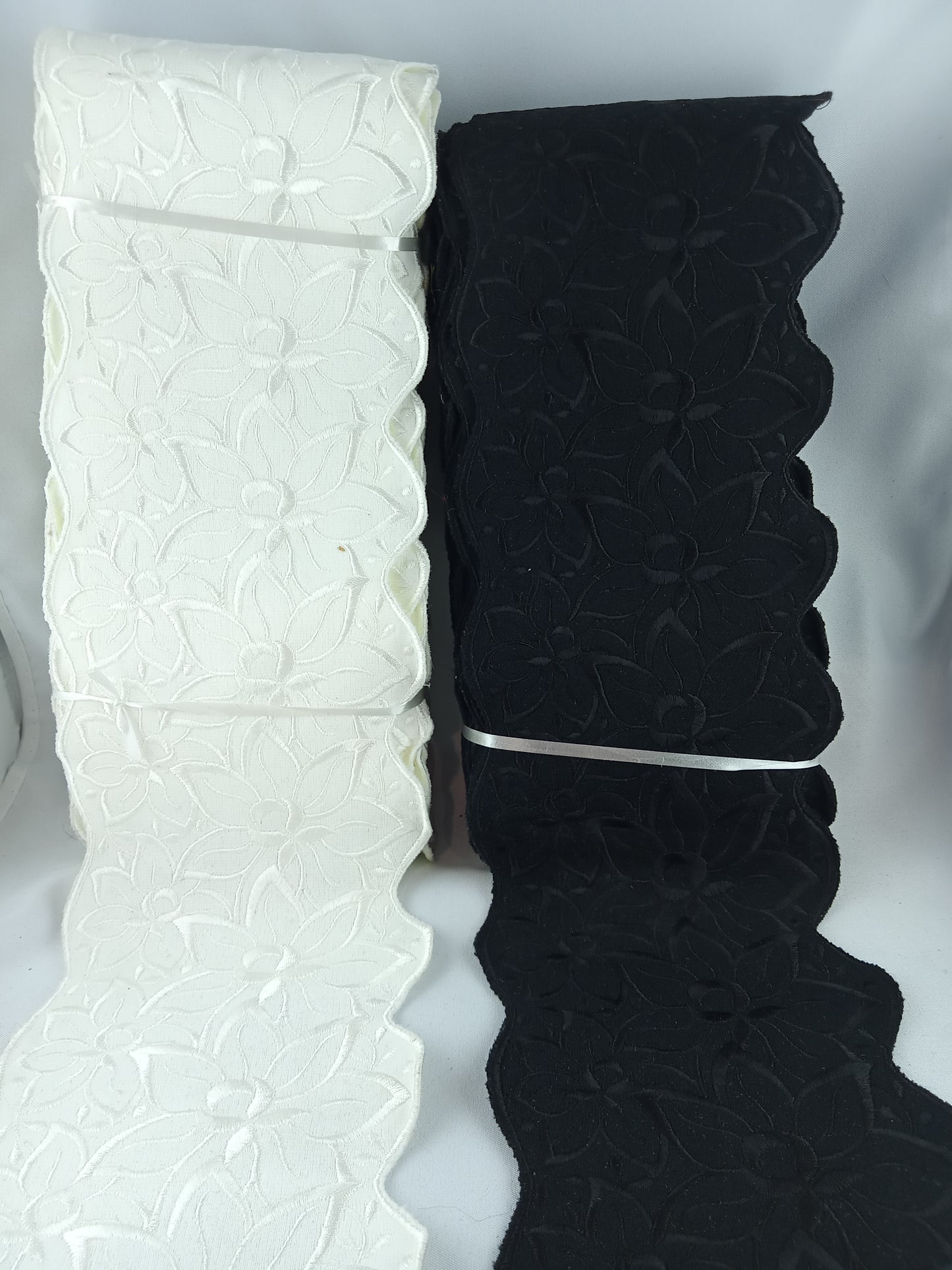 Broderie, Noir / Blanc - 13 Mètres - Référence : RA008