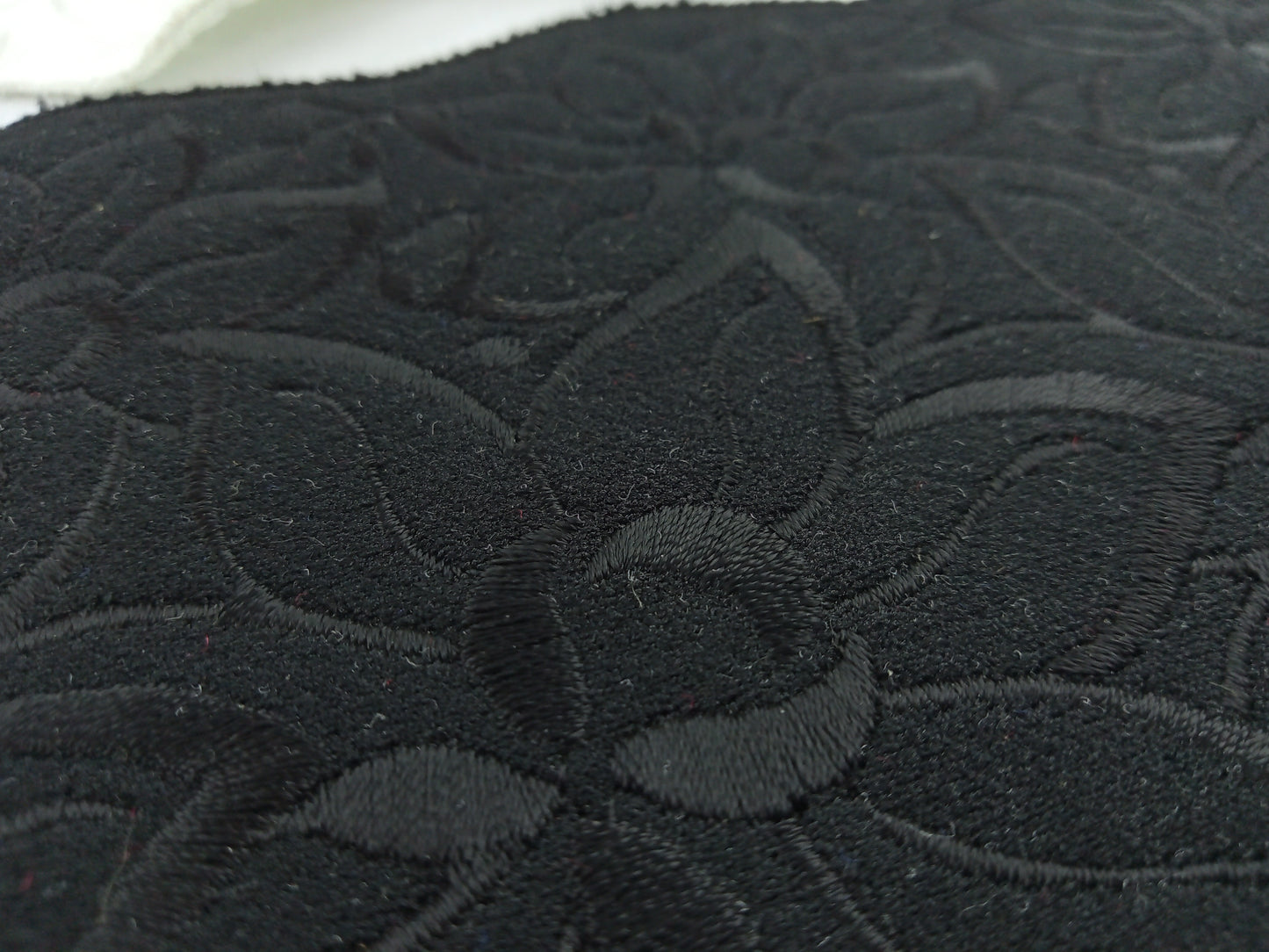 Broderie, Noir / Blanc - 13 Mètres - Référence : RA008