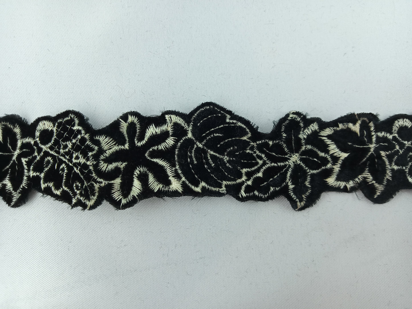 Galon Broderie - Marron / Noir - 13 Mètres - Référence : RA009