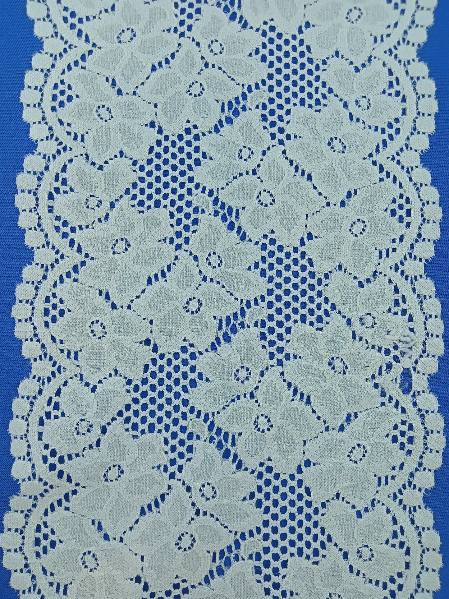 Broderie Diverse Couleur - 50 Mètres - Référence : RA041