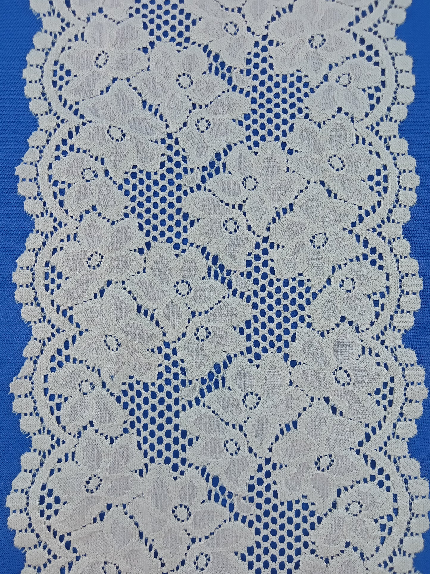 Broderie Diverse Couleur - 50 Mètres - Référence : RA041