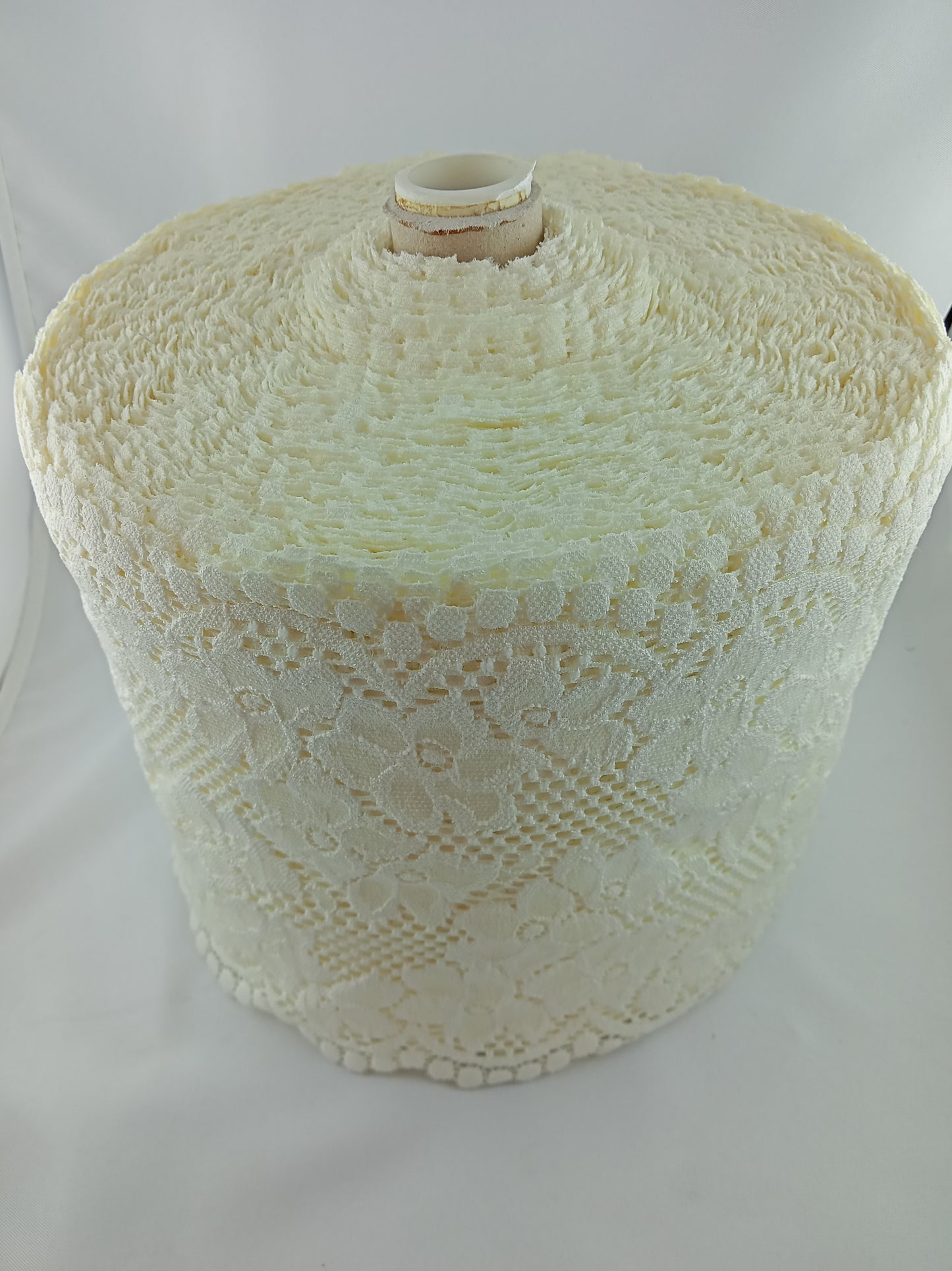 Broderie Diverse Couleur - 50 Mètres - Référence : RA041