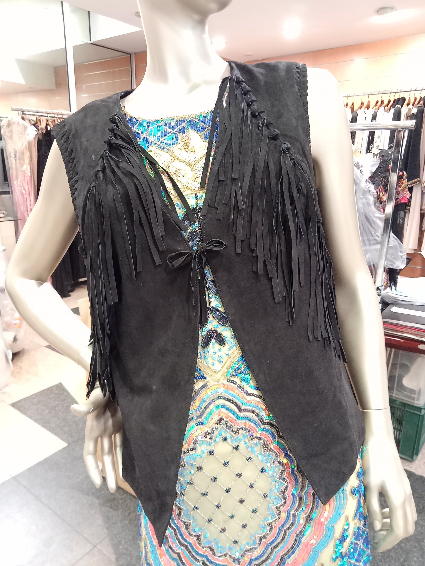 Gilet à franges en cuir avec doublure. Référence : RA056
