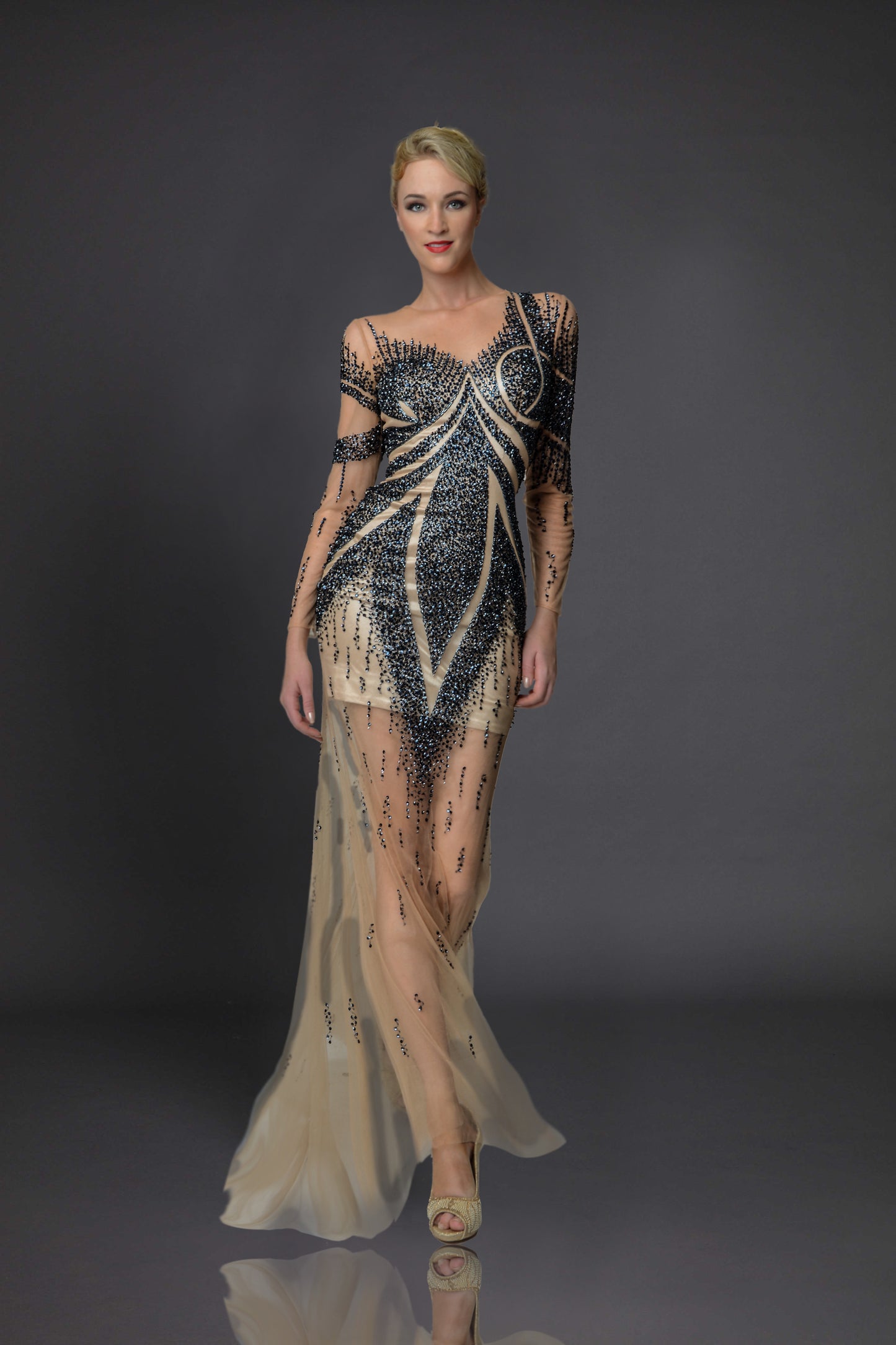 Robe longue avec double épaisseur de tulle et ornée de strass et paillette. - Référence : B804