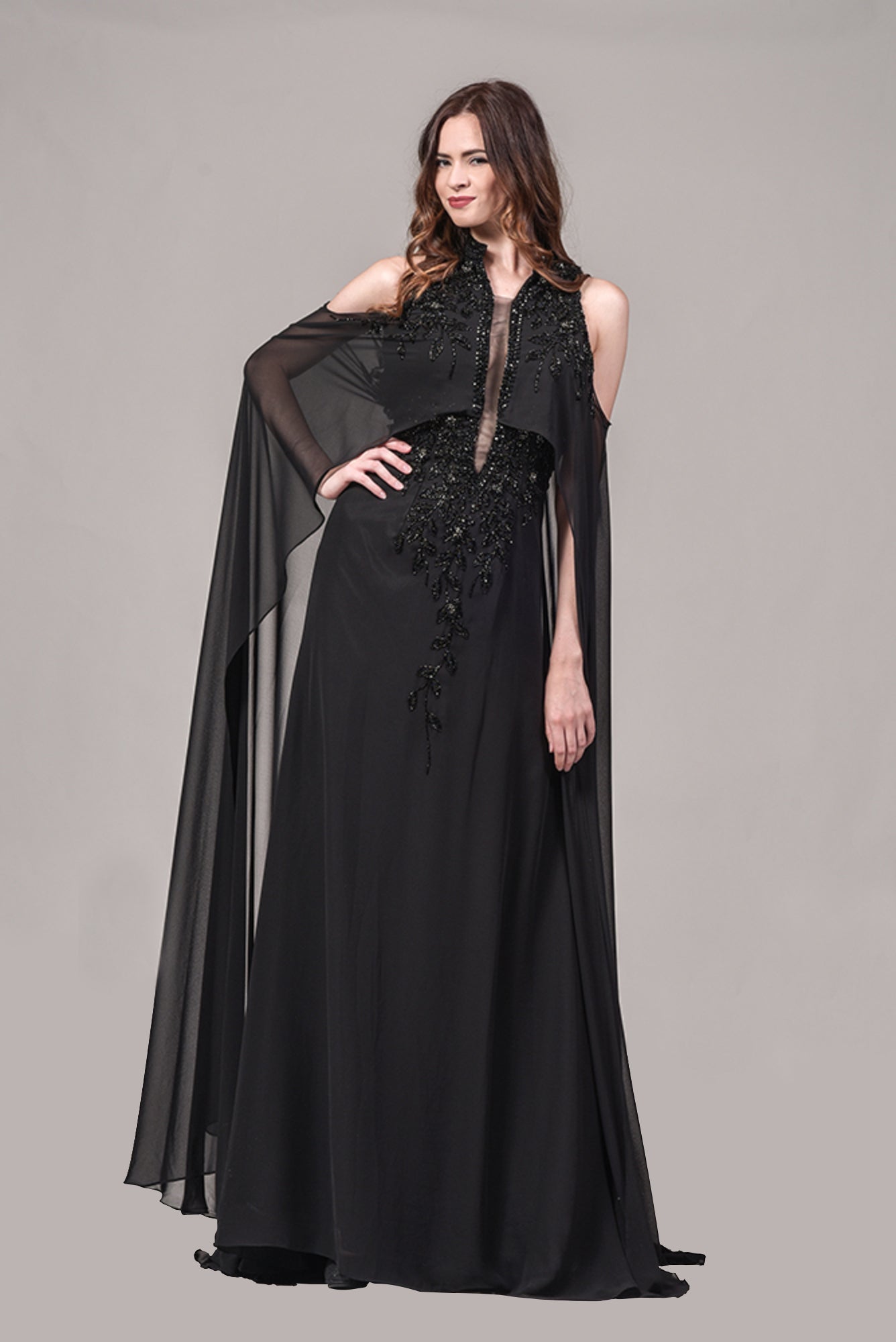 Robe longue dos nu et cape en tissu tulle, la robe est double épaisseur, la deuxième couche étant en tissu tulle, décorée de strass et paillette. - Référence : B1032
