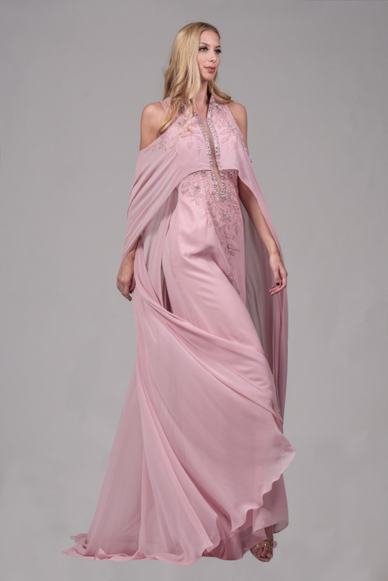 Robe longue dos nu et cape en tissu tulle, la robe est double épaisseur, la deuxième couche étant en tissu tulle, décorée de strass et paillette. - Référence : B1032