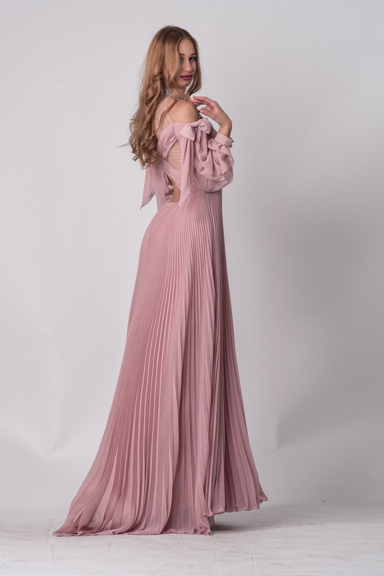 Robe longue plissée avec manches longues et côtés ouverts en tulle simple épaisseur. - Référence : B867