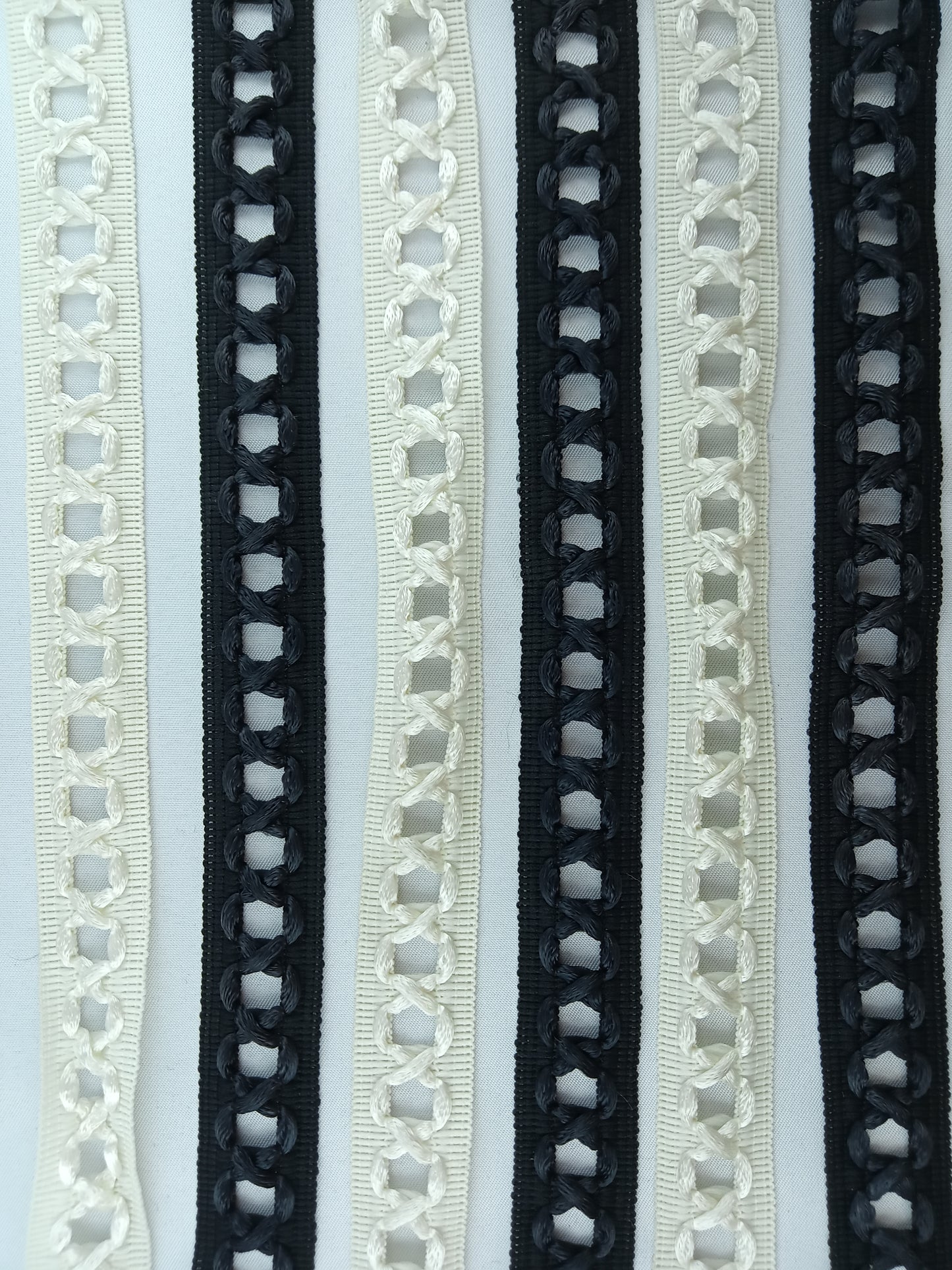 Galon Lassage Noir et Blanc - 10 mètres - Référence : G013